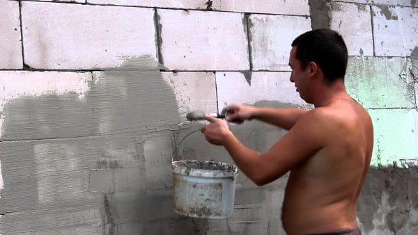 Forberede en vegg av skumblokker for påføring av gips