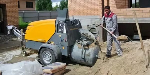 Príprava zmesi cementu a piesku pre sadru