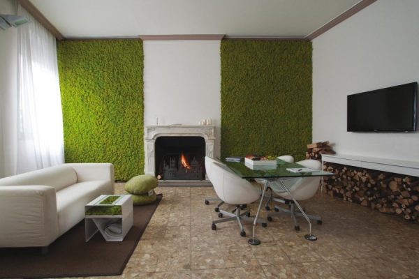 Umelá tráva na stene v interiéri obývacej izby