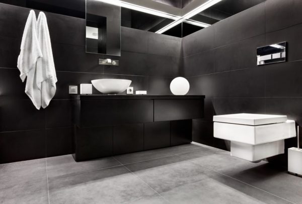 Тъмен интериор за баня