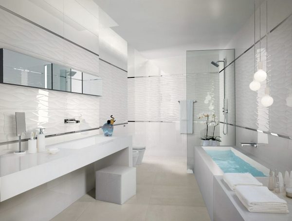 Salle de bain carrelée blanche