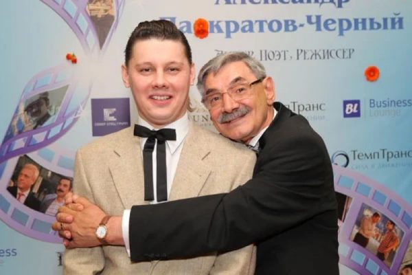Alexander Pankratov-preto com seu filho