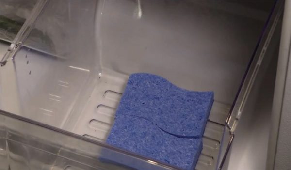 Špongia ako absorbér vlhkosti a zápachu v chladničke