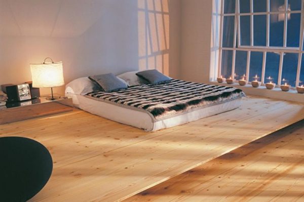 Vnitřní pokoj s matrací na podlaze
